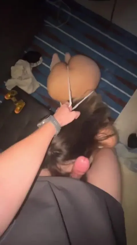 Poster of Dí buồi vào mặt mấy bé slave làm mấy ẻm nưng bể lòn lun ấy chứ 😈
