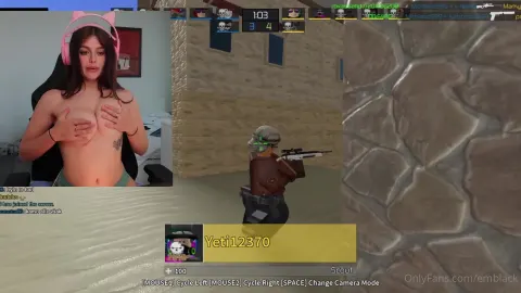 Poster of E Tây xinh dâm vú tròn xỏ khuyên vú vừa chơi game vừa show hàng