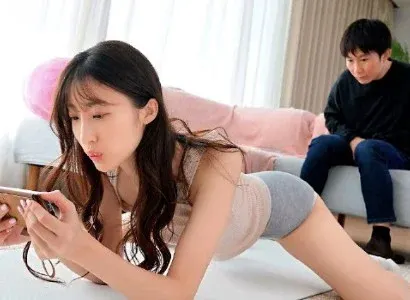 Poster of Em gái đang chơi game thì anh trai đè ra nện
