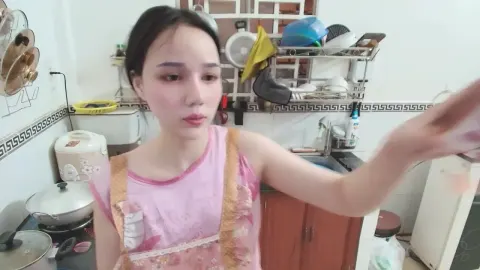 Poster of Em gái đang nấu ăn nứng lồn quá live thủ dâm cho sướng lồn