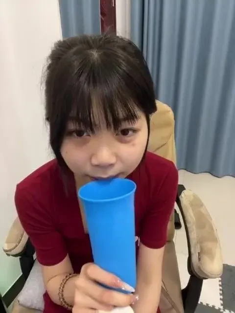 Poster of Kính cận mới lớn tập tành livestream 18+ cùng người yêu 6