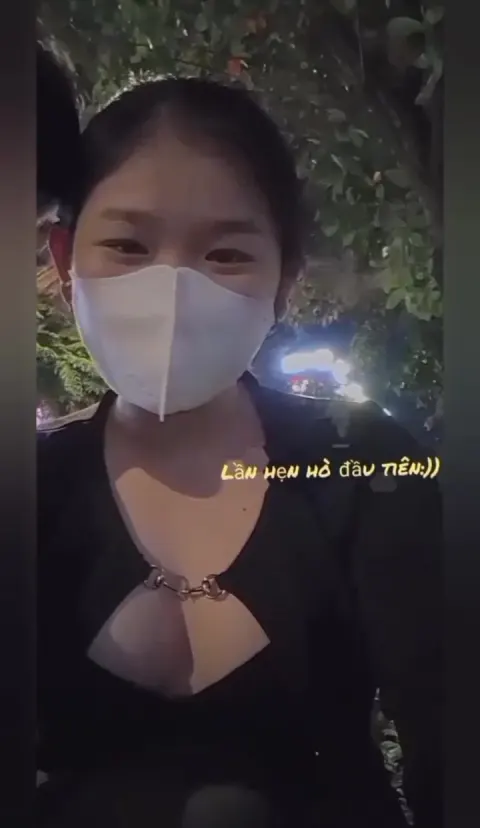 Poster of Lần đầu hẹn hò với e ghệ dâm vú bự thích ngậm dái bú cặc đc e cho bóp vú public