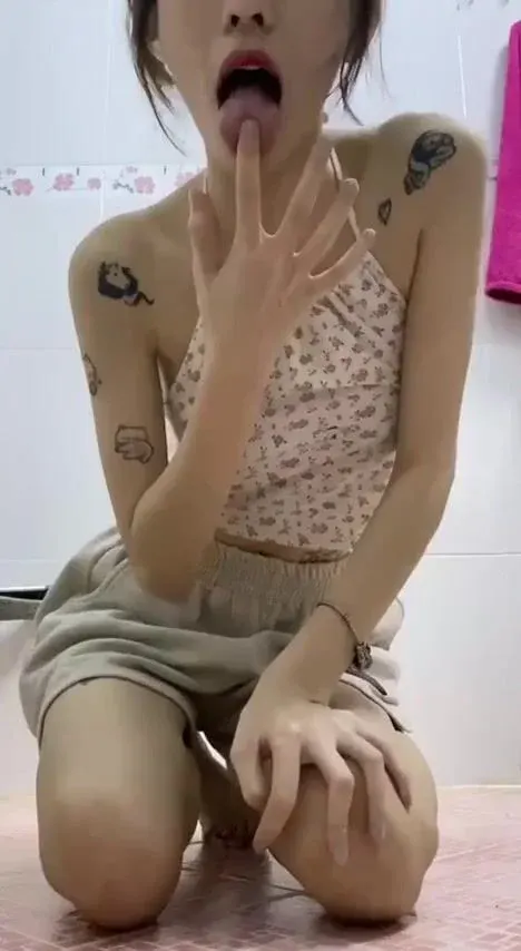 Poster of thấy bảo em này là tiktok ker à anh em