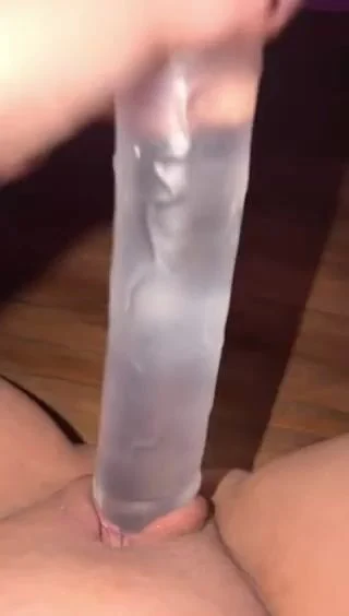 Đâm lút cán với sextoy trong suốt to và dài khiến em rên cực sướng