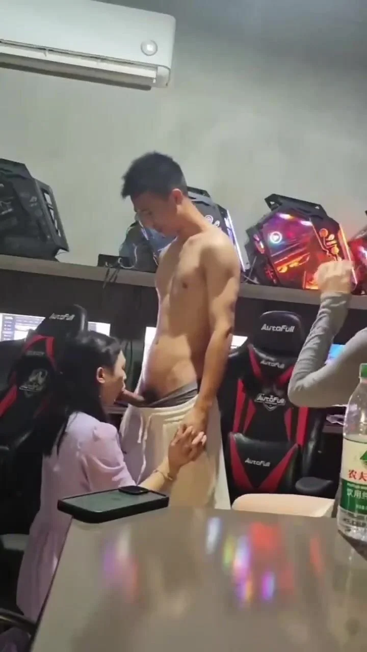 Dân người yêu ra quán nét được 2 em gái dâm bú cu dâm đãng