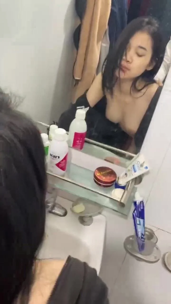 Đưa em vào nhà wc rồi địt