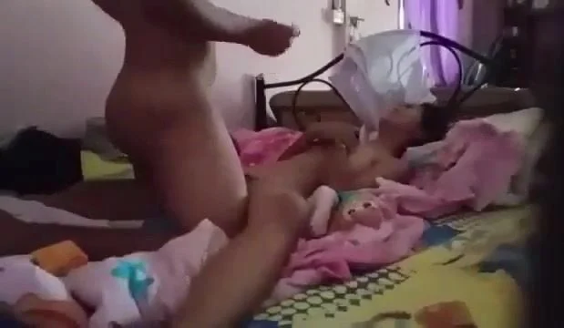 Em gái 2k4 còn đang mê man say ngủ anh họ thấy ngủ ko mặc đề liền leo lên đụ.