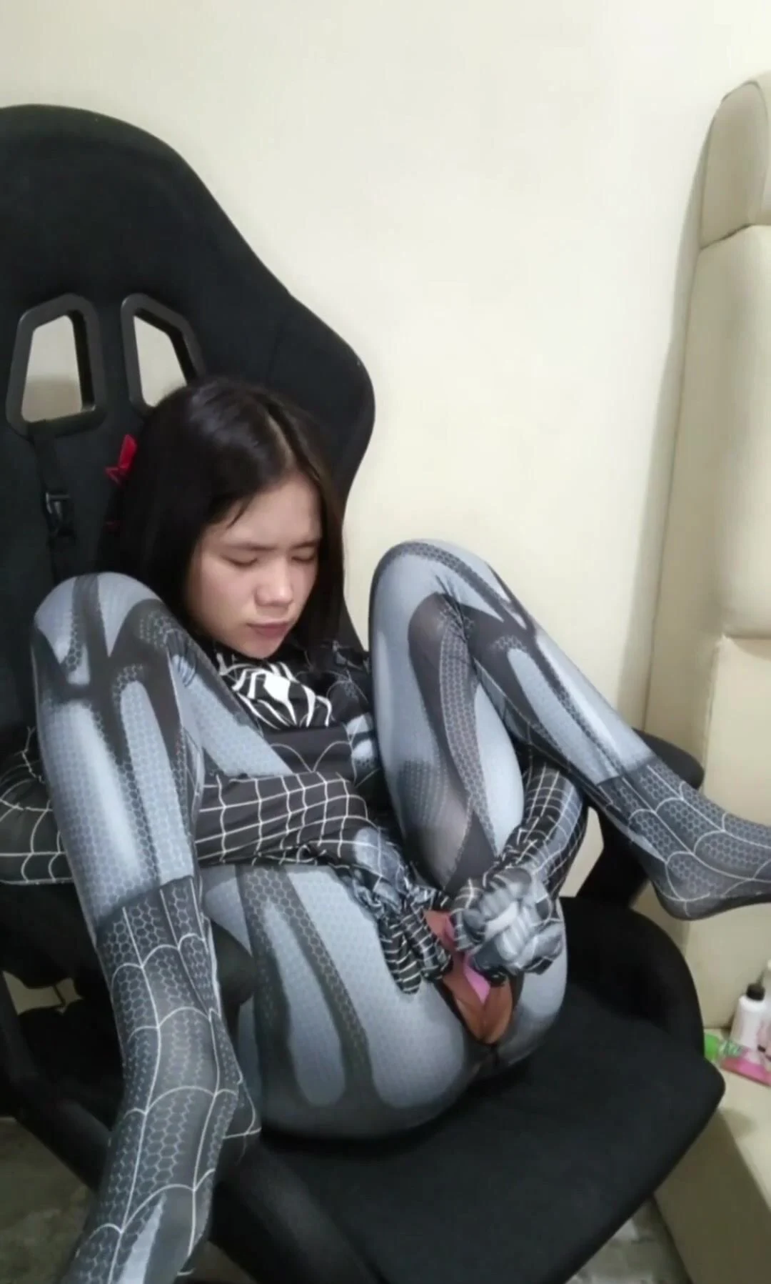 Em gái hoá người nhện thủ dâm cực cuốn.
