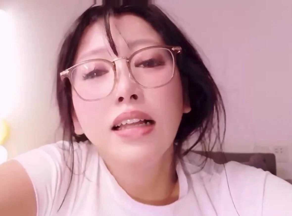 Nhìn em nó lên cơn nứng lồn thèm địt vú to lồn múp thủ dâm