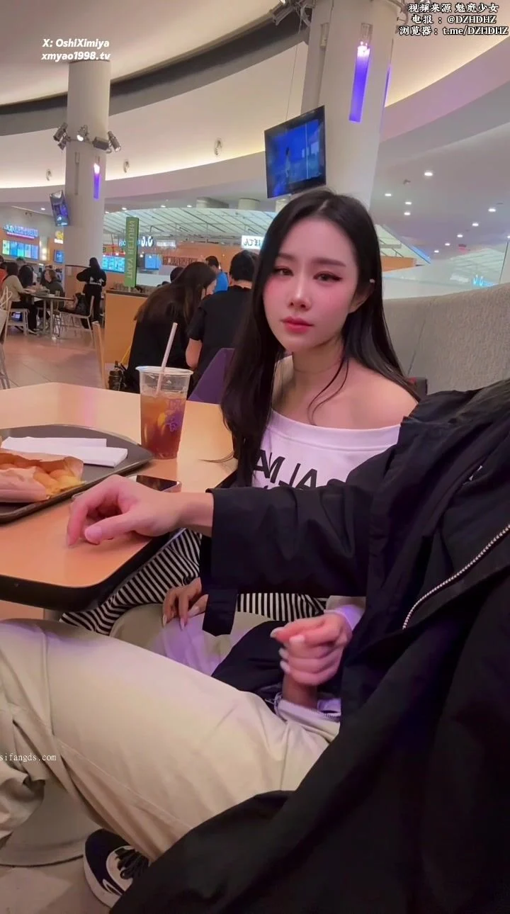 Quay tay cho Ny ở TTTM đông người